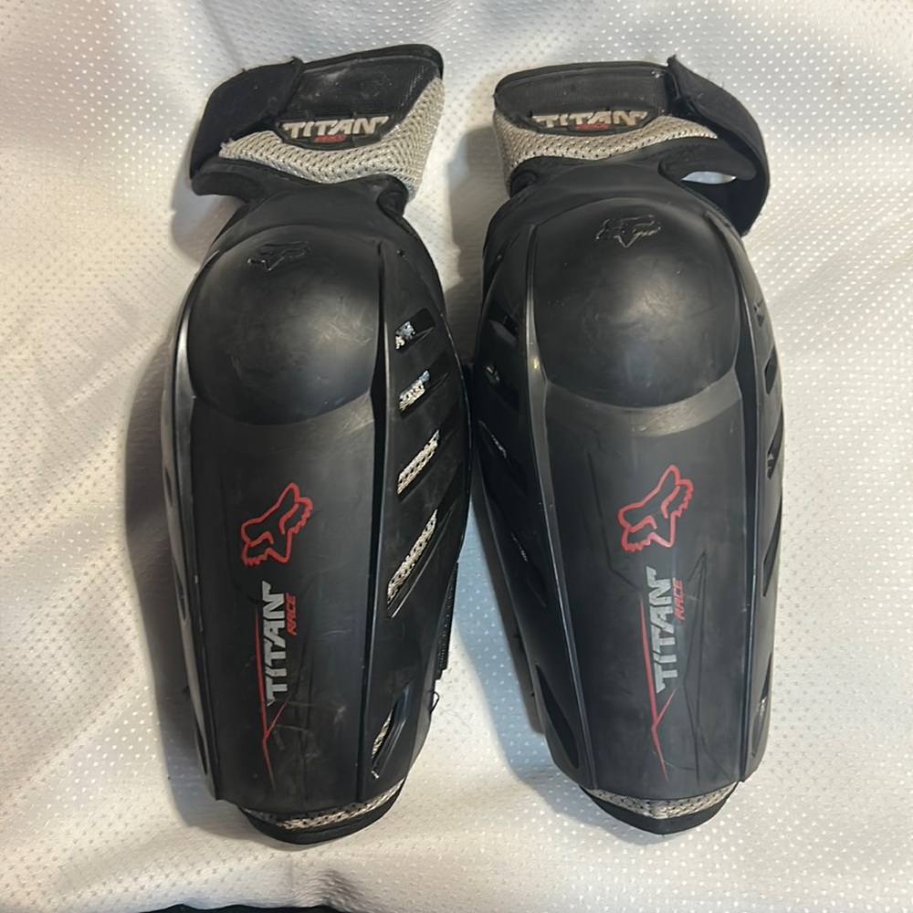 Fox Racing Elbow Protectors Titan Race S/M Motocross Dirt Bike Guards Protection